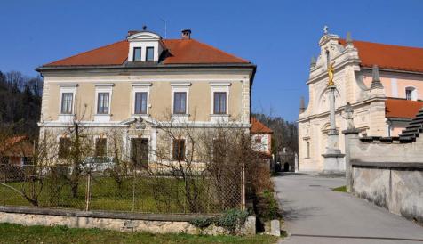 Parish House Mengeš, Resalta